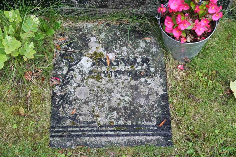 Grave number: F G B   223-224