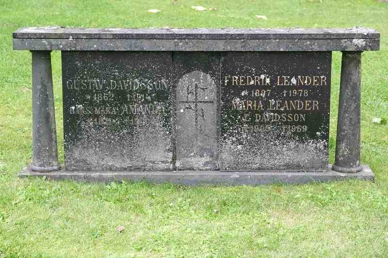 Grave number: F V A   151-152