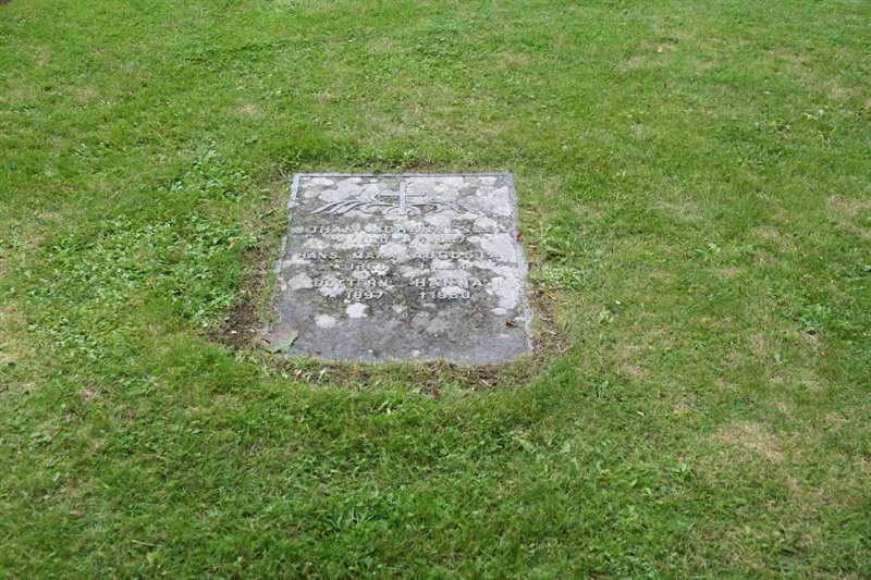 Grave number: F G B   216-218