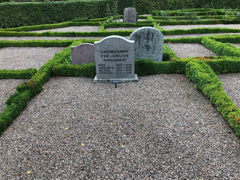 Grave number: Kå 18    48, 49
