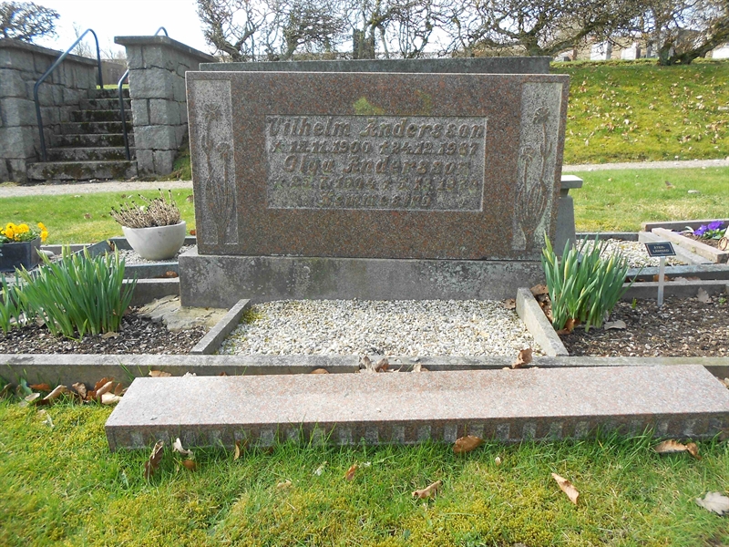 Grave number: NÅ M7    32, 33