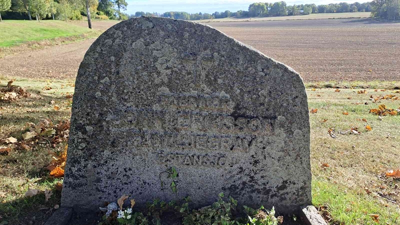 Gravnummer: 2 B 10    28-29