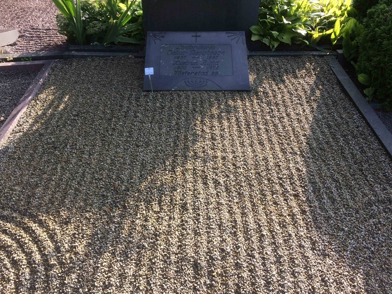 Grave number: 8 L 202-203