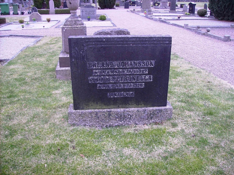 Grave number: LM 3 24  001