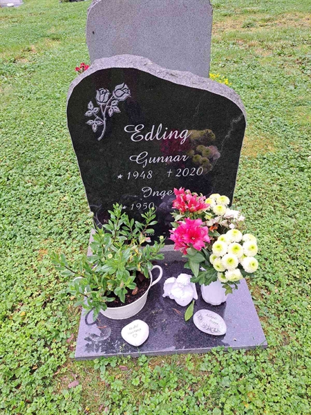 Grave number: 2 N  2699