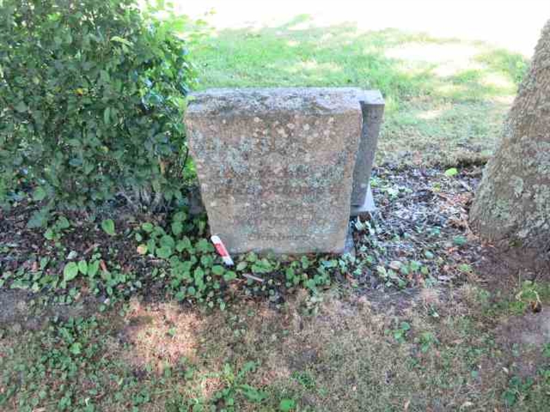 Grave number: TN 7   120-121