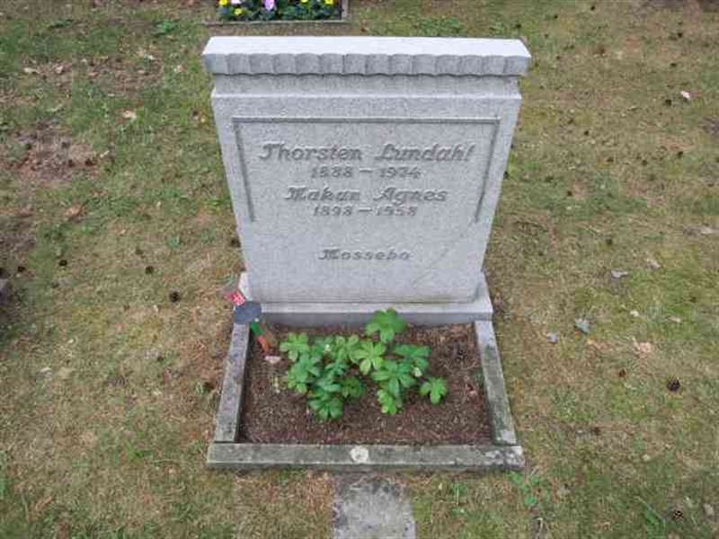 Grave number: TN N   152-153