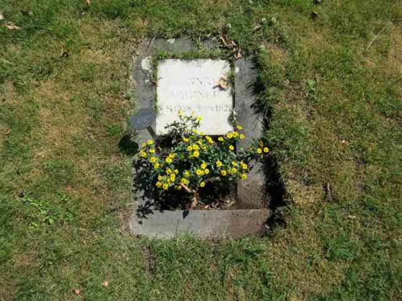 Grave number: TN 1   379B