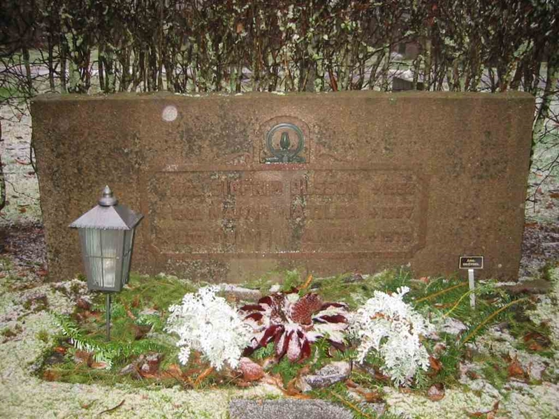 Grave number: KV 4    42-44