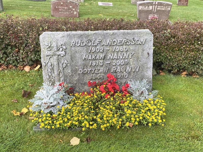 Grave number: 4 Öv 17   182-183
