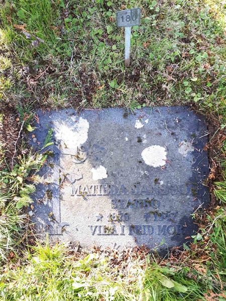 Gravnummer: NK A A   180