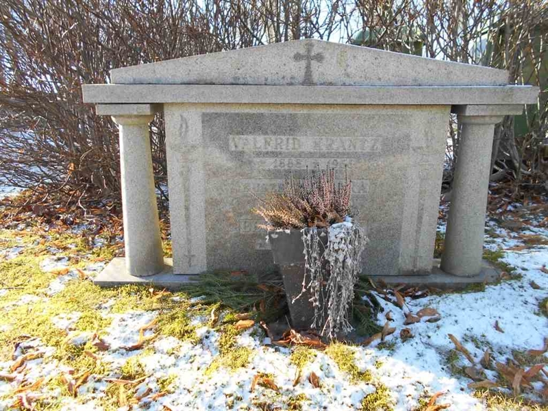 Grave number: FÄ 028     1-3