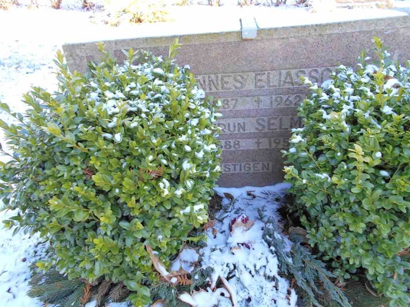 Grave number: FÄ 025    71-72