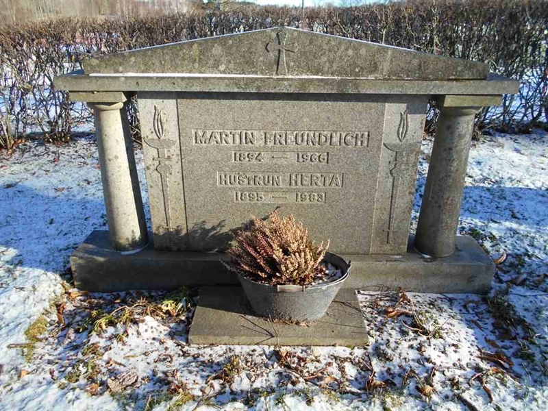 Grave number: FÄ 027    72-73