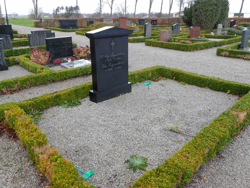 Grave number: ÖTN NMK4    13, 14, 15