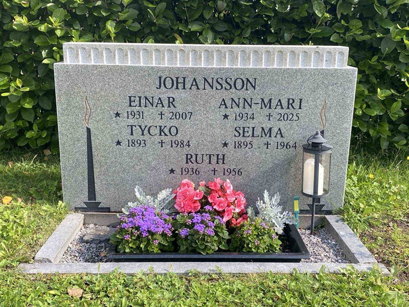 Grave number: 3 05   121