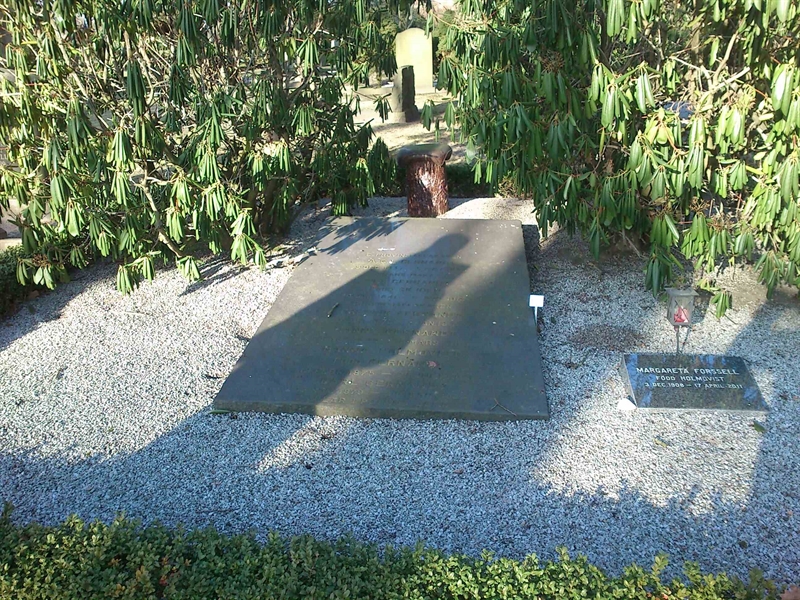 Grave number: Kg XII    32