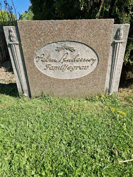 Grave number: 501 25 5030-5032