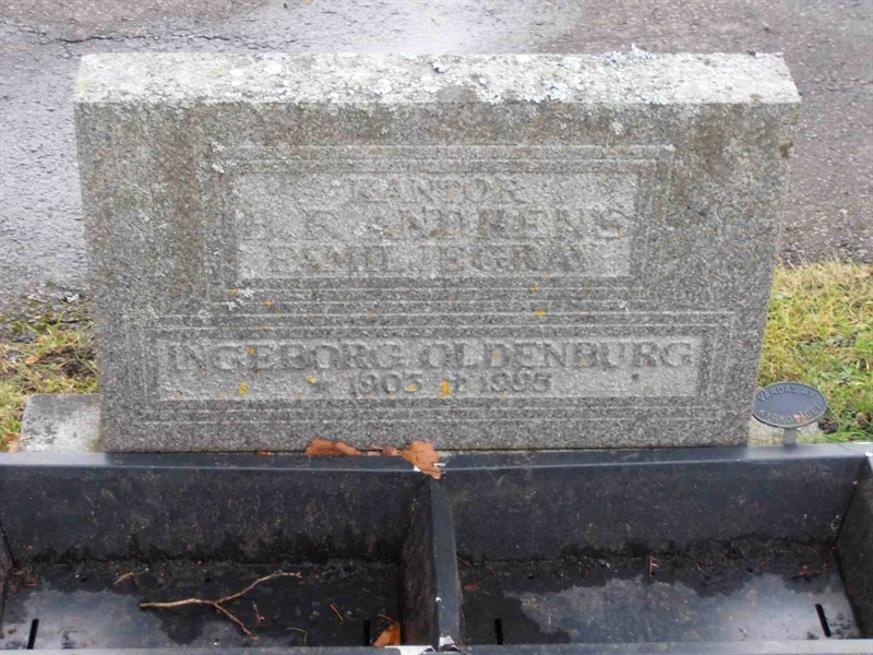 Grave number: 1 C 13    16-18