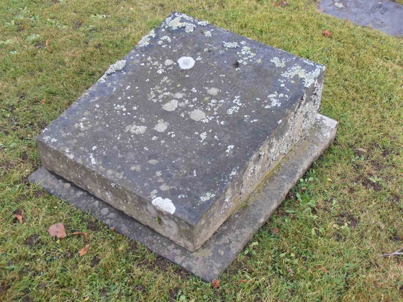 Grave number: 1 C 12     3-4