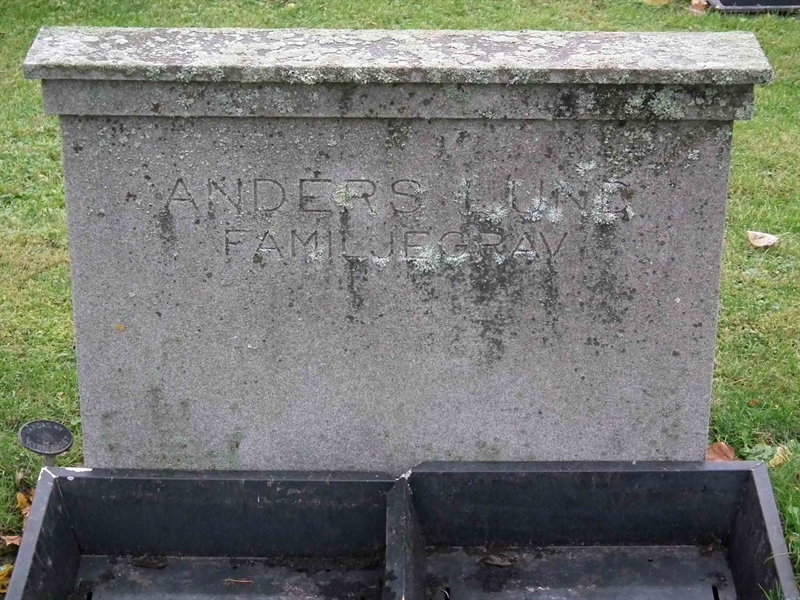 Grave number: 1 B 8    18-19