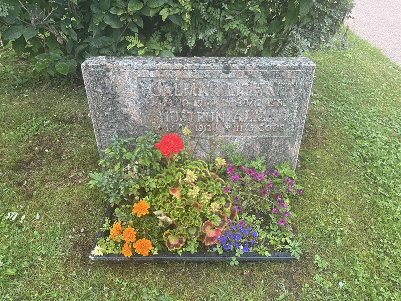 Grave number: 002 2   573