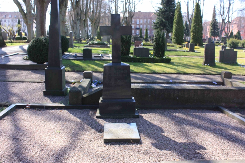 Grave number: Ö 08y    42, 43, 44