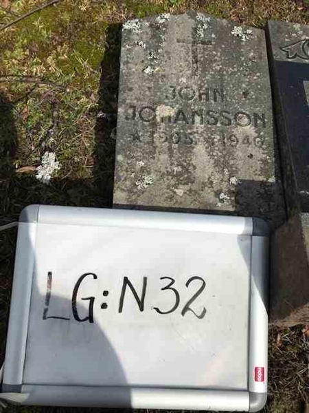 Grave number: LG N    32