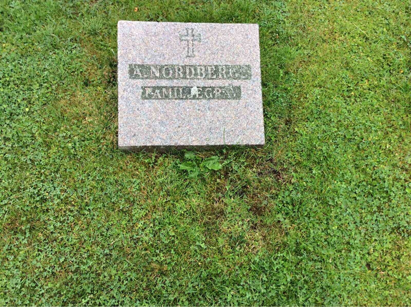 Grave number: KN 01   143, 144