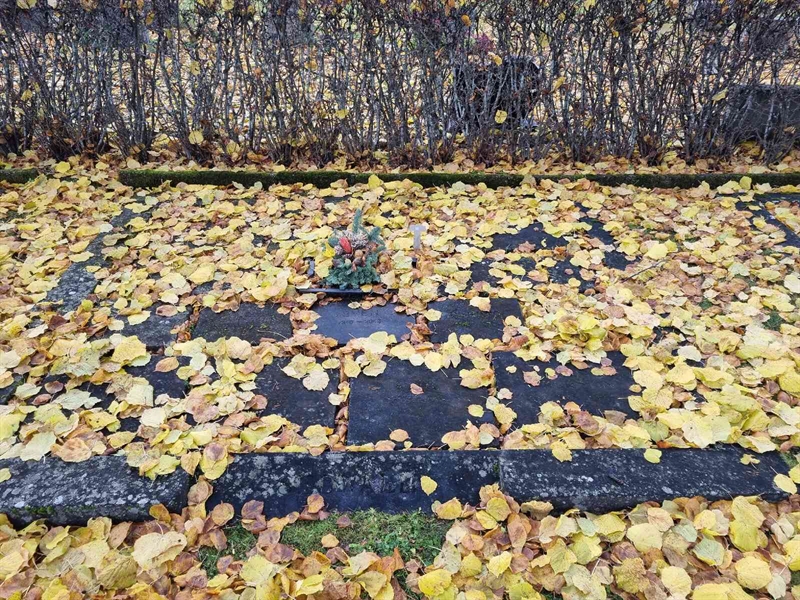 Grave number: 1 08   23