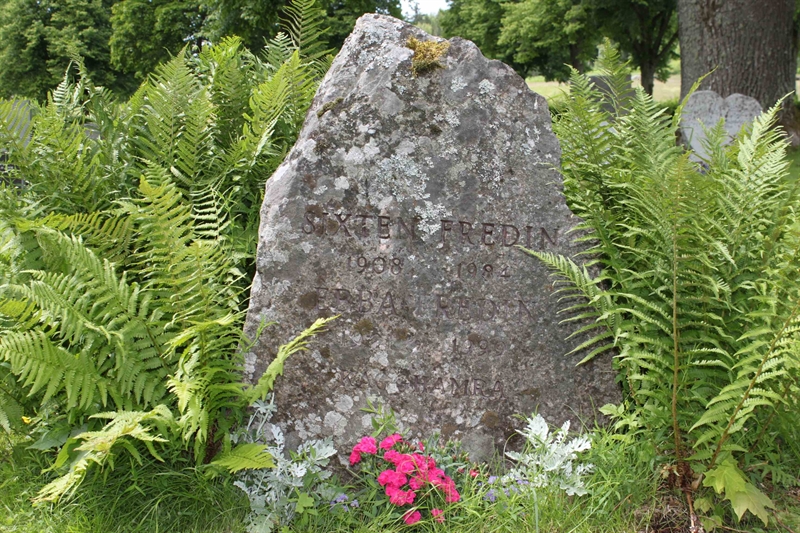 Grave number: GK EMAUS    16, 17