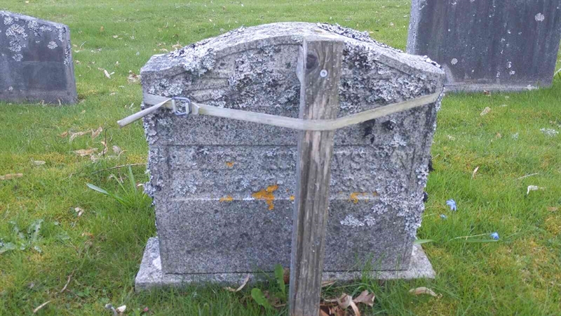 Grave number: 2 B 5    49