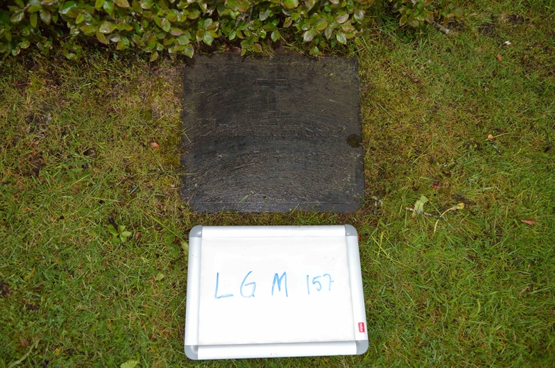 Grave number: LG M   157