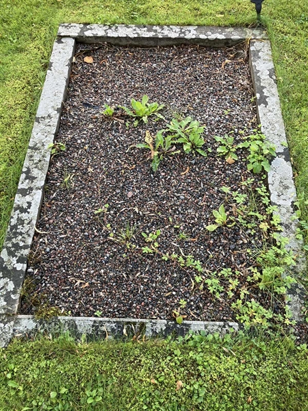 Grave number: 1 03    77