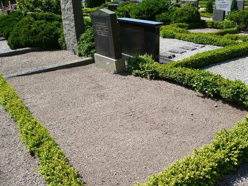 Grave number: 1 3    46