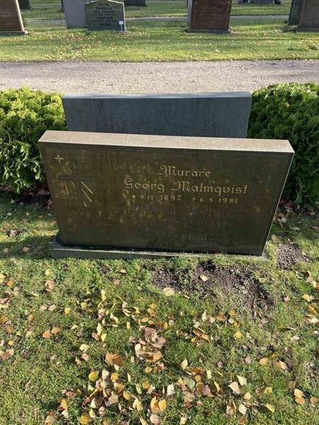 Grave number: VV 5   411, 412