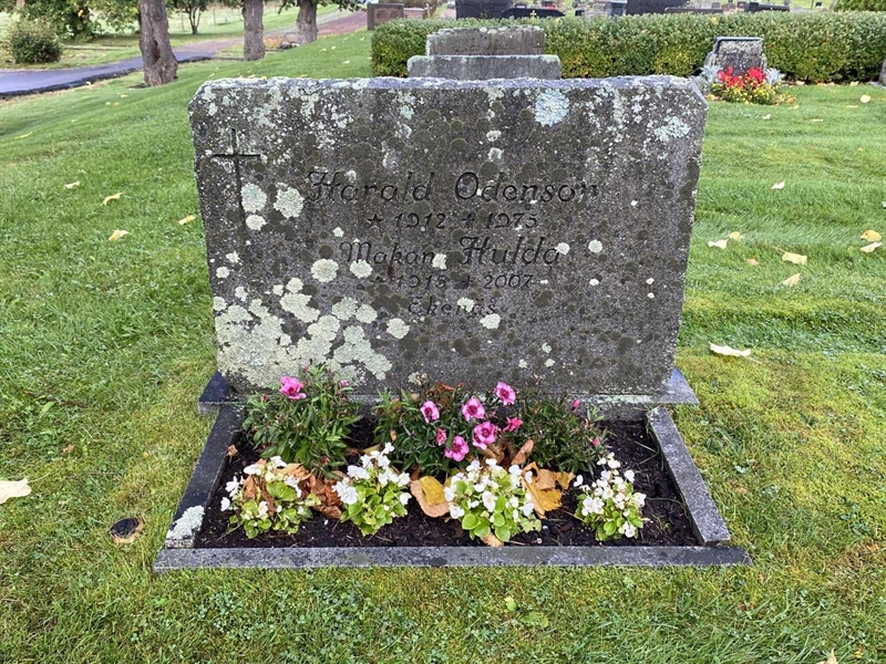 Grave number: 4 Öv 17   109-110
