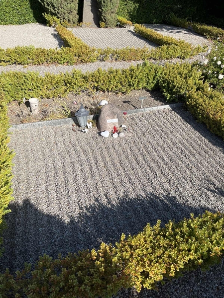 Grave number: NK E 142-143
