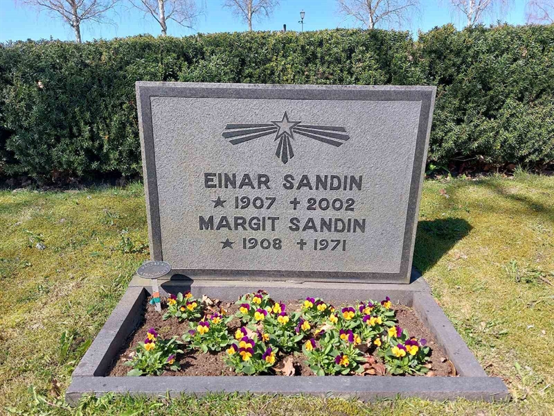 Grave number: HV 33   31, 32