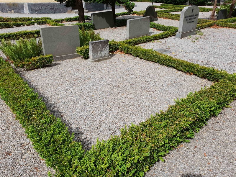 Grave number: LB B 152-153