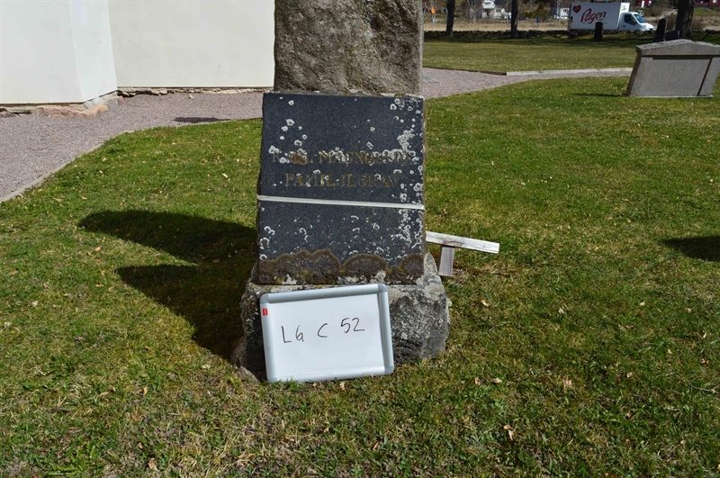 Grave number: LG C    52