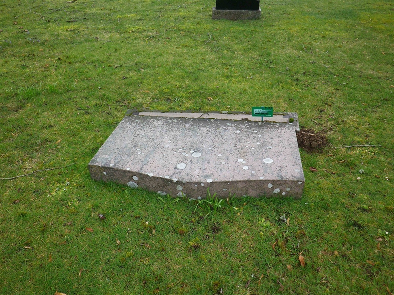 Grave number: LO E   105, 106