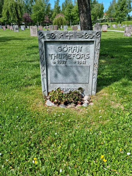 Grave number: D N 3   827-828