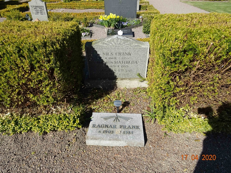 Grave number: NK 4 EG    25, 26