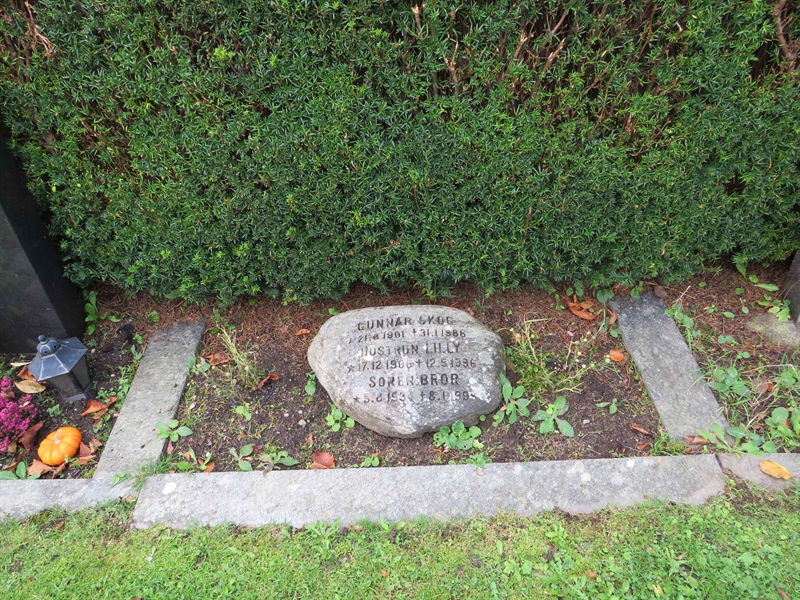 Grave number: 1 07   30