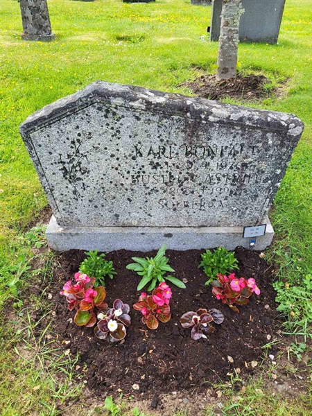 Grave number: kö 01 18    14-15