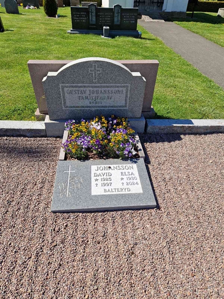 Grave number: 04 D   32, 33, 34