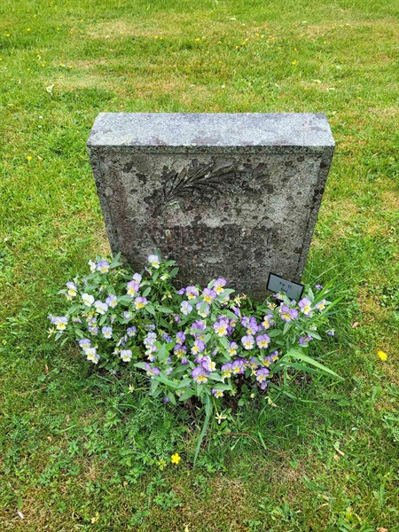 Grave number: kö 01 11   104