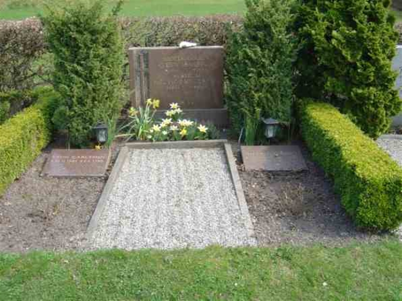 Grave number: FLÄ G   166-167