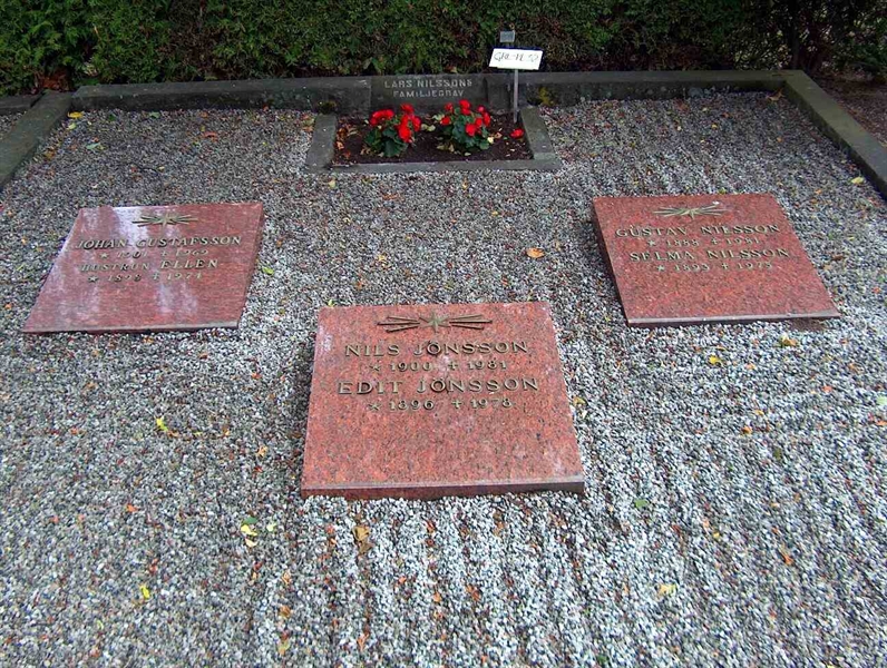 Grave number: HÖB GL.R    32